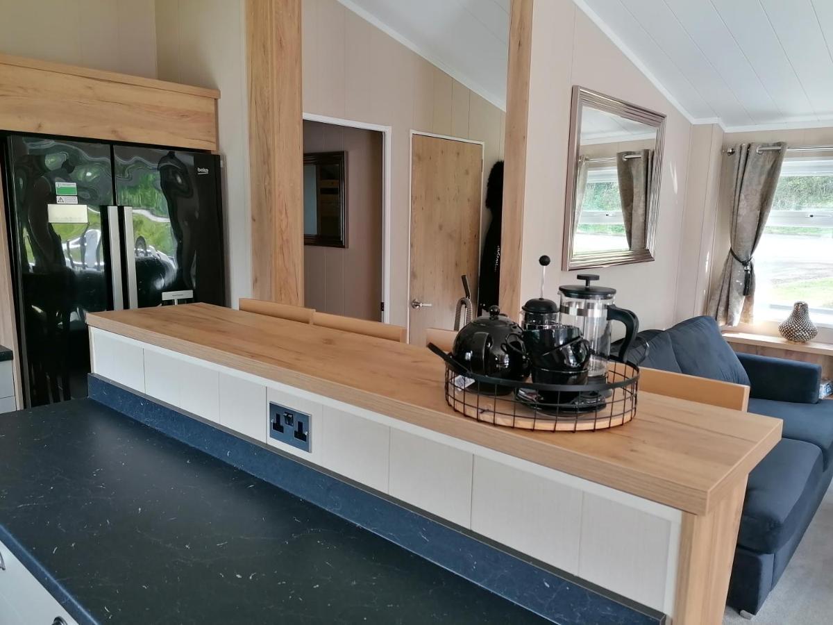 Luxury Lodge On Edge Of New Forest And 800M From Sea Entertainment And Leisure Passes Included Milford on Sea Exterior photo