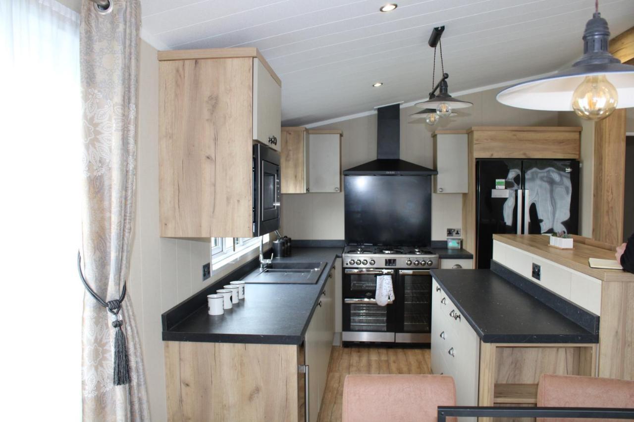 Luxury Lodge On Edge Of New Forest And 800M From Sea Entertainment And Leisure Passes Included Milford on Sea Exterior photo