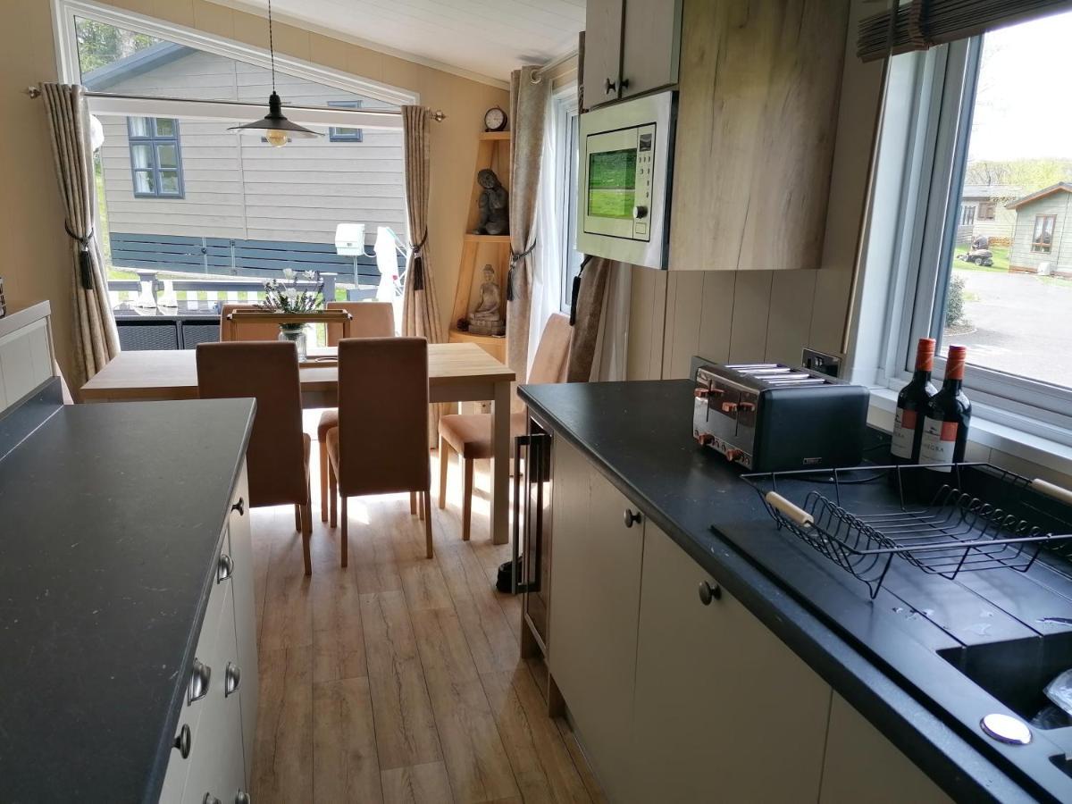 Luxury Lodge On Edge Of New Forest And 800M From Sea Entertainment And Leisure Passes Included Milford on Sea Exterior photo